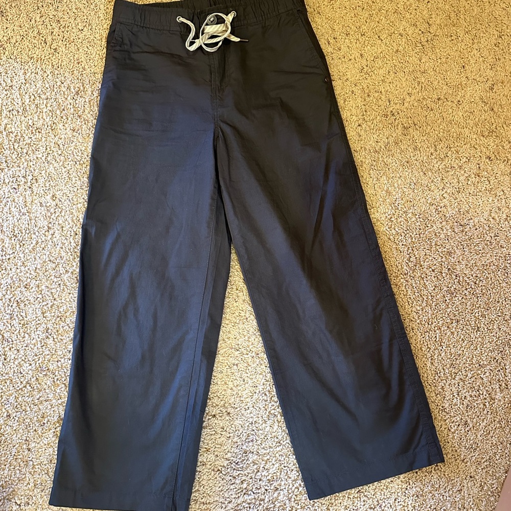 Vuori women’s ripstop wide leg cropped pants size small. NWOT